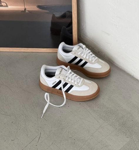 Adidas Samba Platform, Look Grunge, Colorful Sneakers, Trendy Shoes Sneakers, Shoe Wishlist, Pastel Outfit, Hype Shoes, Shoe Inspo, Looks Street Style