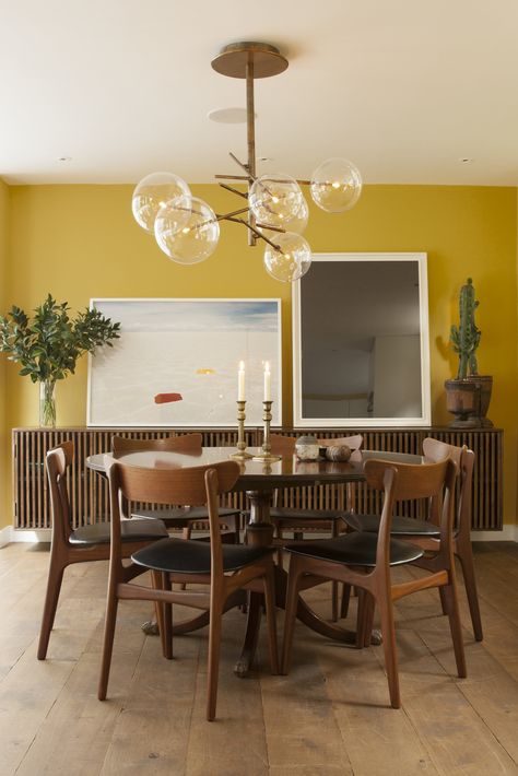 Mustard Dining Room Walls, Yellow Mid Century Modern, Mustard Dining Room, Colorful Eclectic Kitchen, Cream Dining Room, Dinig Room, Dining Room Artwork, Retro Dining Rooms, Mid Century Modern Wallpaper