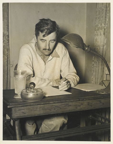 Southern Gothic Literature, Writers Desk, William Faulkner, Solo Photo, Southern Gothic, Writers And Poets, Book People, Book Writer, Famous Authors