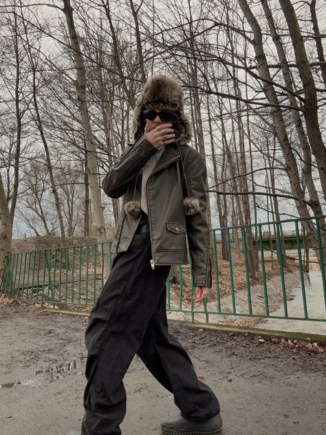 Trapper Hat Outfit Men, Trapper Hat Outfit, Hat Men Outfit, Black Parachute Pants, Hat Outfit Men, Trapper Hat Men, Crocs Outfit, Hat Outfit, Trapper Hat