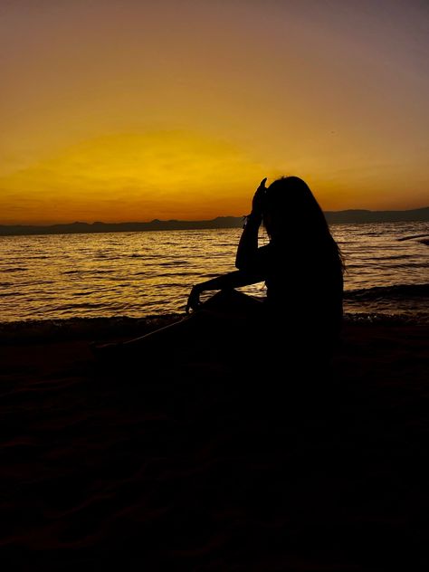 #sunrise #sunrisephotography #silhouette #lake #scenery #malawi #pose #beach #beachpose #fun Silhouette Photography, Photography Beach, Beach Poses, Sunrise Photography, Lake, Pure Products, Photography, Quick Saves, Nature