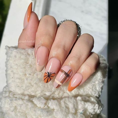 Medium Almond Fall Nails, November Theme Nails, Fall Asthetic Nail, Almond Pumpkin Nails, Cute Basic Fall Nails, Fall Season Nails Simple, Pumpkin Nails Square, Fall Nails Pumpkins, Pumpkin Almond Nails