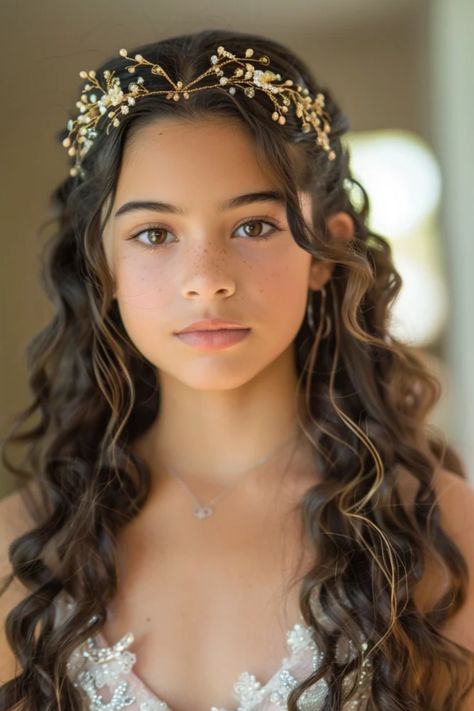 Young girl with curly hair wearing a golden tiara, looking into the camera. Elegant Hair Styles For Curly Hair, Princess Look Hairstyle, Characters Hairstyles, Hairstyles For Red Carpet, Cute Latina Hairstyles, Quince Hair, Glamorous Curls, Romantic Waves, Picture Day Hair