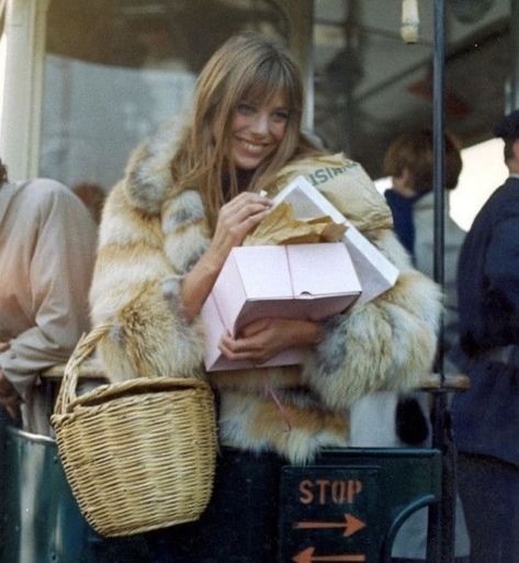 “Munkey diaries” Jane Birkin. Thank you for recommendation @apelgants ✨ The story of fashion icon and love. Of course everything happen in Paris. All about love, movies, travels, aesthetics and her feelings. I love how she describe her life and how she loves. Her family, partner, kids and people around. The book is about her lifestyle while she was diva, fashion icon( the famous birkjn bag was called after her), actress, lover and mother. How she lives her life it is exactly how I was imagini... Style Jane Birkin, Woman In Fur Coat, Moda Disco, Andy Sachs, Jane Birken, Jane Birkin Basket, Jane Birkin Style, Make Up Studio, Style Parisienne