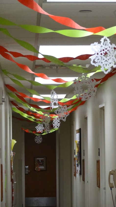 Holiday decorations for my dorm: red and green streamers with paper snowflakes = cute & cheap!! Christmas Diy Ceiling Decorations, Christmas Party Classroom Decorations, Chrismass Decore Ideas School, Christmas Party Office Decorations, Easy Work Christmas Decorations, Christmas Corridor Decorations, Decorating School Halls For Christmas, Ceiling Christmas Decorations Diy, Streamer Decorations Christmas