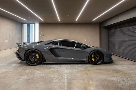 Luxurious Garage, Garage Greenhouse, Mclaren Speedtail, Garage Transformation, Garage Paint, Garage Design Interior, Luxury Car Garage, Cool Garages, Luxury Garage