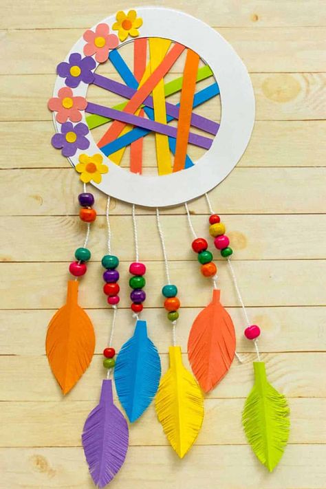 Indigenous Crafts For Preschoolers, Indigenous Crafts For Toddlers, Dream Catcher Preschool Craft, Paper Dream Catcher Diy, Toddler Native American Crafts, Indigenous Art Preschool, Indigenous Kindergarten Activities, Easy Native American Crafts, Art Club For Elementary