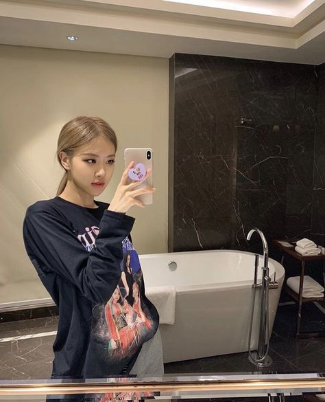 rosé pics on Twitter: "queen of mirror selfies… " Rose Mirror, Wallpaper Rose, Bp Rosé, Rose And Rosie, Rosé Instagram, Rosé Aesthetic, Park Rosé, Rose Park, Rose Icon