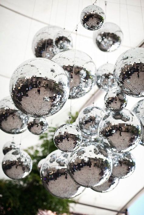 disco-balls-zone-dance-wedding Disco Decor, Disco Decorations, Dance Floor Wedding, Disco Theme, Tafel Decor, 70s Party, Silver Party, Nye Party, Glitter Party