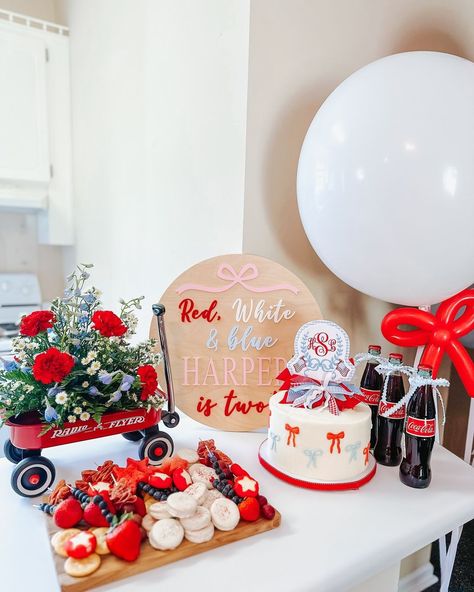 @_littlehappies • Instagram photos and videos Red White And Two Birthday, Red White And Two, High School Graduation Party Decorations, 2nd Birthday Party For Girl, Two Birthday, Blue Birthday Parties, Usa Party, Birthday Plate