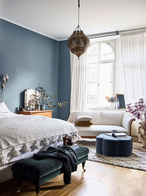 Sofas Vintage, White Wall Bedroom, Modern Bohemian Home, Sleek Furniture, Eclectic Bedroom, Trendy Bedroom, Blue Bedroom, White Bedroom, Blue Walls