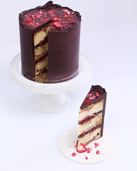 Bernadette Gee on Instagram: “CAKE ⠀⠀⠀⠀⠀⠀⠀⠀⠀ Vanilla bean and strawberry cake layered with dark chocolate ganache and strawberry compote, finished with a sprinkle of…” Chocolate Vanilla Strawberry Layer Cake, Strawberry Layer Cakes, Magnolia Kitchen, Strawberry Compote, Dark Chocolate Ganache, Cake Vanilla, Instagram Cake, Strawberry Cakes, Freeze Dried