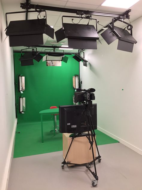 At Home Film Studio, Youtube Setup Room, Small Tv Studio Set Design Ideas, Home Photo Studio Setup, Bedroom Photo Studio, Garage Podcast Studio, Media Studio Design, Video Recording Studio Design, Filming Studio Design