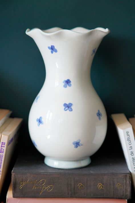 Vase Painted Ideas, Clay Vases Pottery Design, Easy Clay Vase Ideas, Pottery Vases Painting Ideas, Homemade Clay Vase, Cute Pottery Painting Ideas Vase, Cute Clay Vase Ideas, Pottery Pots Ideas, Cute Vase Ideas