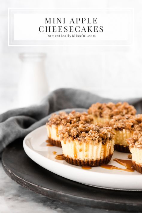 Thanksgiving Cheesecake Desserts, Mini Apple Cheesecake Recipes, Non Traditional Thanksgiving Dessert, Mini Apple Pie Cheesecake, Apple Cinnamon Cheesecake, Mini Apple Cheesecake, Cinnamon Apple Cheesecake, Cheesecake Thanksgiving, Mini Thanksgiving Desserts