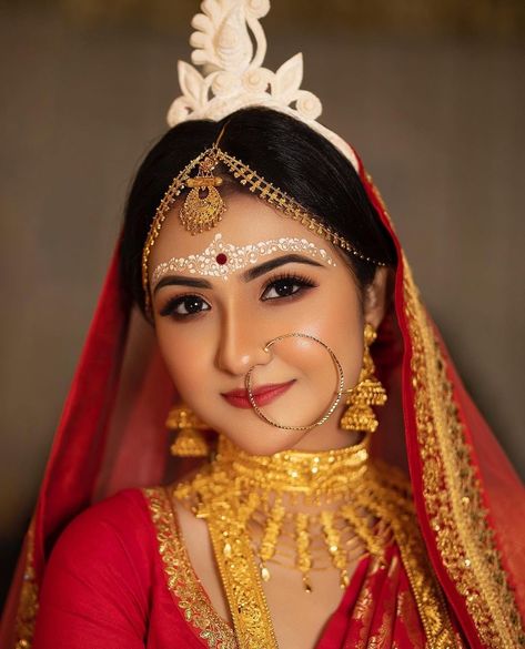 Bengali Bride Chandan Design, Chandan Design Bengali Bride, Bengali Bride Forehead Design, Bengali Wedding Makeup, Bengali Bride Kalka Design, Bengali Bridal Makeup Wedding, Simple Indian Bridal Makeup, Bengali Bride Kolka Design, Bengali Bride Hairstyle