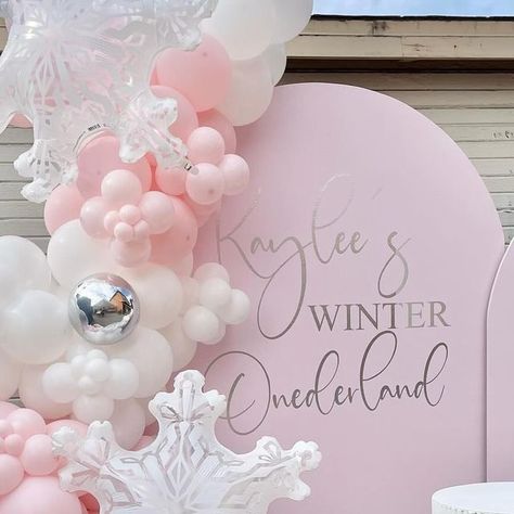 Winter Onederland Picture Ideas, Pink Winterland Birthday Party, Winter Onederland Party Backdrop, Winter Onederland Photo Backdrop, Winter Wonderland Birthday Party Theme, Winter Onederland Backdrop Ideas, Winter In Onederland Party Ideas, Winter Onederland Balloon Garland, Winter Onederland 1st Birthday