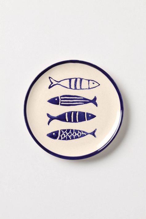 Designs For Plates, Simple Pottery Ideas Painting, Paint Your Plate Ideas, Self Painted Pottery Ideas, Painting On A Plate, Blue Pottery Painting Ideas, Paint Ceramics Ideas, Blue And White Pottery Painting, Ceramic Painting Plates