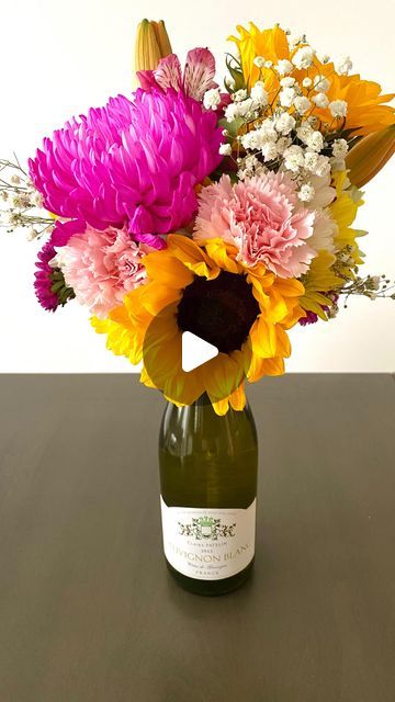 Dianna Nicole on Instagram: "WINE Bouquet 💐 here’s a last minute Mother’s Day gift idea 😉 #winebouquet #mothersdaygiftidea" Bouquet Diy Gift Ideas, Flower Wine Bottle Bouquet, Wine And Flower Bouquet, Wine With Flowers Gift, Diy Wine Bouquet, Wine Flower Bouquet, Wine Glass Gift Ideas Filled, Wine Bouquet Gift, Wine Bouquet