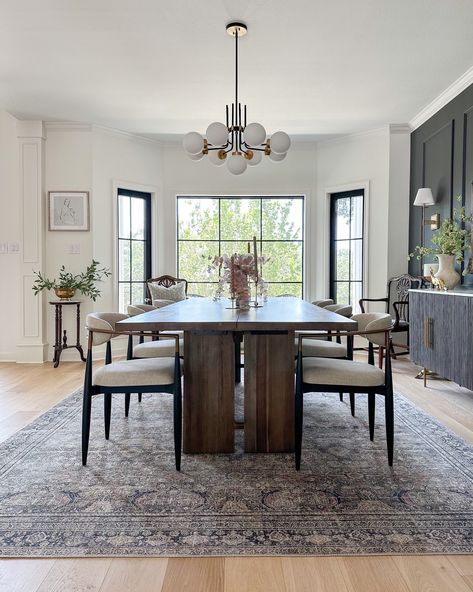 Long Wood Dining Table, Modern Vintage Dining Room, Dark Accent Wall, Moody Dining Room, Dining Room Inspo, Dark Wood Dining Table, Moody Modern, Dark Dining Room, Linen Dining Chairs