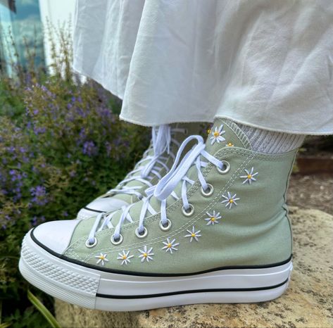 #embroidery #embroideryart #embroideryconverse #converse #converseallstar #converseembroider #daisy #embroideredpatch #flowers #needlework #needleart Embroid Converse, Blue Converse Embroidery Ideas, Daisy Embroidered Converse, Cute Converse Embroidery, Embroidery Designs Converse, Converse Embroidery Stars, Sewing On Converse, Green Embroidered Converse, Embroidered Converse Diy