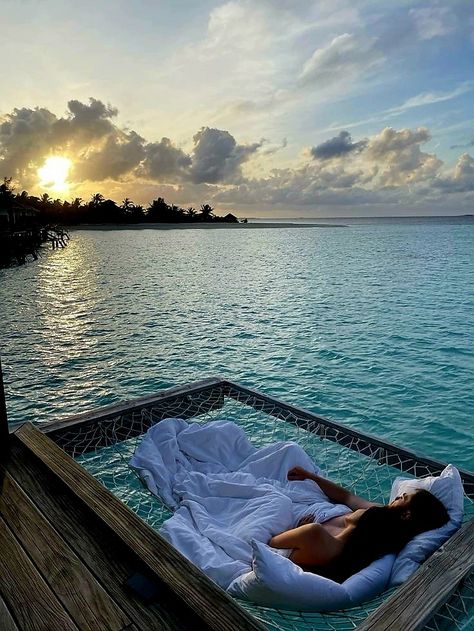 Aesthetic Honeymoon Places, Maldives Aesthetic Photos, The Maldives Honeymoon, Maldives Aesthetic Couple, Maldives Aesthetic Sunset, Couples In Maldives, Couples Maldives, Maldives Couple Photos, Maldives Honeymoon Romantic