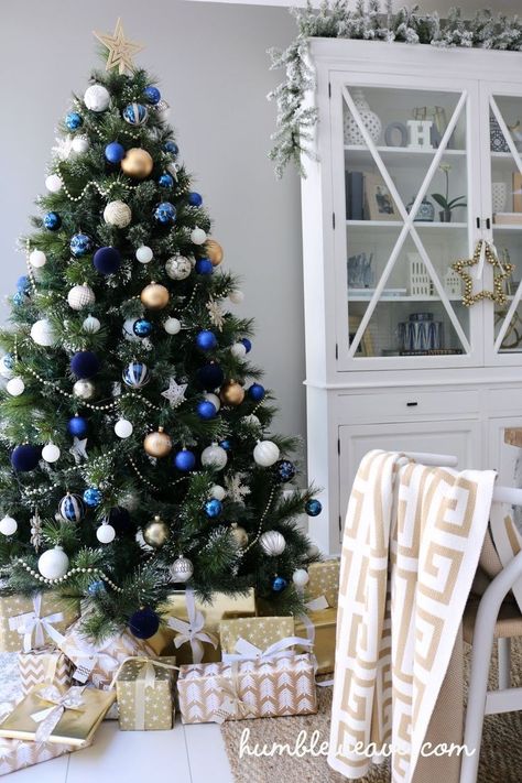 Blue Christmas Tree Decorations, Christmas Styling, Navy Christmas, Blue Christmas Decor, Blue Christmas Tree, Gold Christmas Decorations, Christmas Tree Inspiration, Christmas Themes Decorations, Gold Christmas Tree