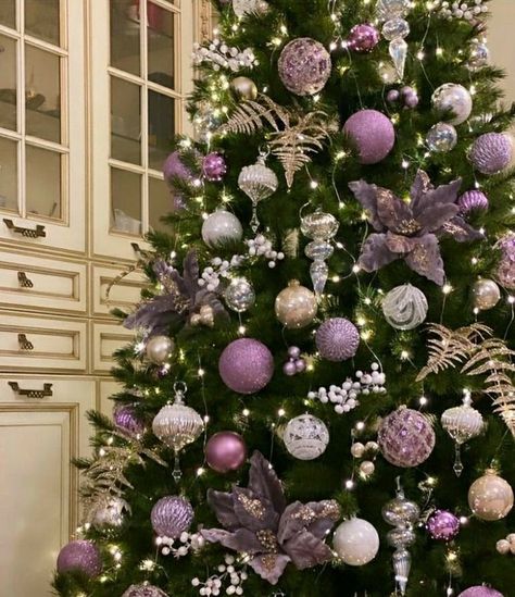 Purple And Pink Christmas Tree, Brad Impodobit, Lilac Christmas Tree, Pink And Purple Christmas Tree, Lavender Christmas Tree, Lilac Christmas, Purple Christmas Tree Decorations, Deco Violet, Purple Christmas Decorations