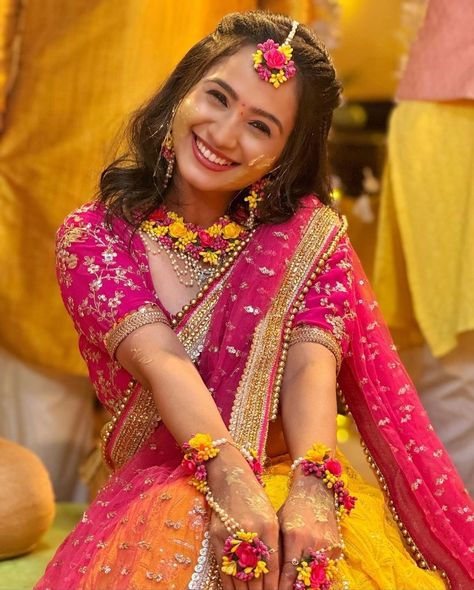 Yellow Flower Jewellery, Yellow Indian Outfit, Haldi Ceremony Outfit For Bride, Haldi Outfits For Bride, Yellow Haldi Outfit, Haldi Look For Bride, Haldi Outfit For Bride, Flower Jewellery For Haldi, Haldi Ceremony Outfit