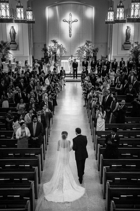 Wedding Photo Ideas Walking Down Aisle, Wedding Ideas Catholic, Church Wedding Pictures, Catholic Wedding Photos, Hollywood Vintage Wedding, Catholic Wedding Photography, Church Photography, Hindu Ceremony, Winter Wedding Colors