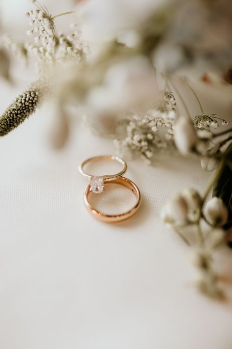 Wedding Photos Of Details, Wedding Rings Pictures Photography, Wedding Band Pictures, Wedding Details Shoot, Wedding Bands Photography Ring Shots, Wedding Rings Wallpaper, Ring Details Photography, Wedding Accessories Photography Ideas, Wedding Details Photoshoot