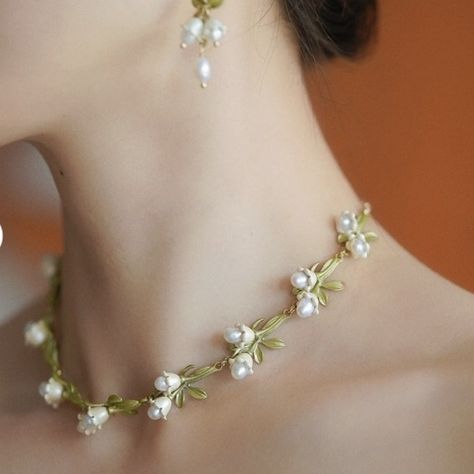 Cottagecore Wedding Jewelry, Lily Of The Valley Tiara, Lily Of The Valley Wedding Dress, Lilly Of The Valley Jewellery, Vintage Floral Jewelry, Gold Floral Jewelry, Lilly Of The Valley Dress, Whimsical Wedding Jewelry, Lily Of The Valley Accessories