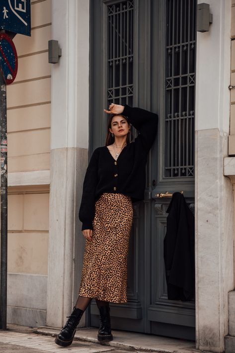 Skirt And Platform Boots, Skirt Boots Outfit, Leopard Print Skirt Outfit, Midi Rock Outfit, Platform Boots Outfit, Leopard Skirt Outfit, Grunge Women, Chic Winter Outfit, Leopard Print Outfit