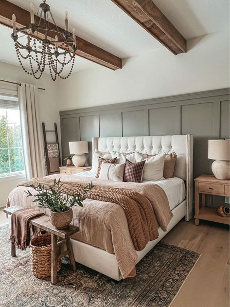 House Aesthetic Interior Design Bedroom, Grey Wall Bedroom Color Schemes, Neutral Room With Accent Wall, Green Walls Master Bed, Farmhouse Decor Master Room, Owners Suite Bedroom Ideas, Bedroom Design Wood Furniture, Best Master Bed Paint, Aesthetic Master Room Ideas