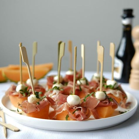 21 idées de bouchées pour un apéro des Fêtes réussi | Mordu Finger Foods, Party Tapas Ideas, Toast Aperitif, Food Pop, No Cook Appetizers, Tapenade, Burritos, Food Pictures, Garden Party