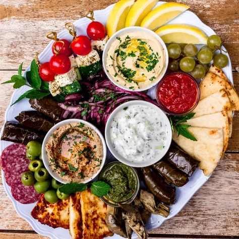 Mediterranean Mezze Board, Lunch Cheese Board, Essen, Fresco, Turkish Charcuterie Board, Charcuterie Board Greek, Arab Charcuterie Board, Mezze Board Ideas, Meditteranean Charcuterie Board