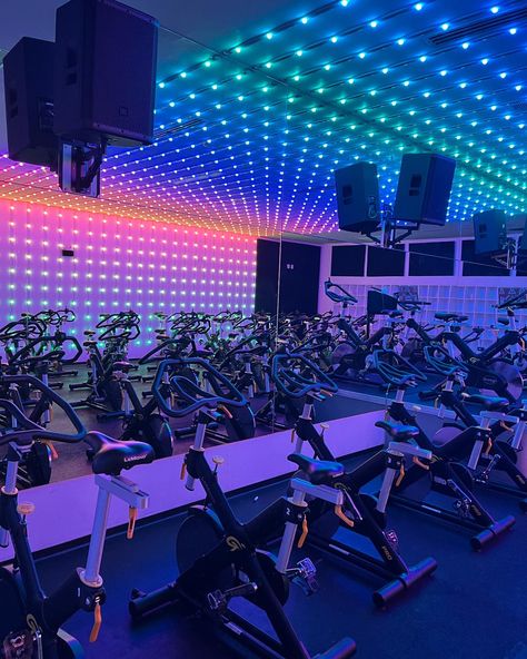 Cute Spin Class Outfits, Spin Class Vision Board, Spin Class Workout Aesthetic, Cycle Workout Aesthetic, Spinning Astethic, Indoor Cycle Aesthetic, Lifetime Gym Aesthetic, Workout Studio Aesthetic, Spin Classes Aesthetic