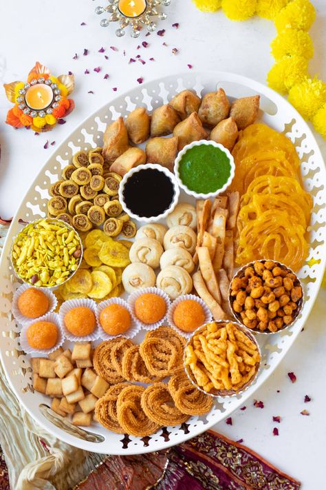 Indian Charcuterie Board, Indian Food Party, Board With Food, Diwali Snacks, Indian Appetizers, Diwali Sweets, Pani Puri, Diwali Food, Snack Board