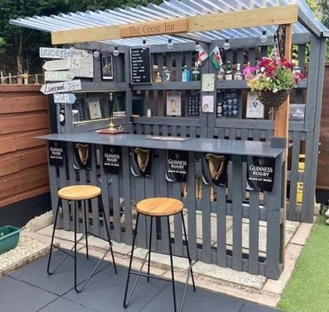 Palet Bar, Bar Outdoor Design, Diy Garden Bar, Bar En Palette, Garden Bar Ideas, Outdoor Garden Bar, Kleiner Pool Design, Homemade Bar, Bar Deco