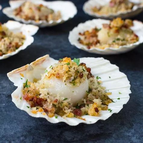 Scallop Recipes Baked, Scallop Appetizer, Crispy Pancetta, French Dinner, Baked Scallops, Coquille St Jacques, Fish Varieties, Coquille Saint Jacques, Sea Scallops