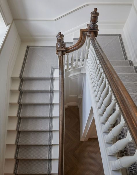 Georgian House Uk Interior, Georgian Country House Interior, Georgian House Staircase, English Country Staircase, Traditional Hallway Ideas, Country Manor House Interiors, British Country House Interior, Country Estate Interior, English Modern House