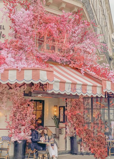 La Favorite Saint-Paul, Paris La Favorite Paris, Paris Pink Aesthetic, Pink Paris Aesthetic, Paris Flower Shop, Cafe In Paris, American Style Interior, Paris In Spring, Paris Flowers, Paris Honeymoon