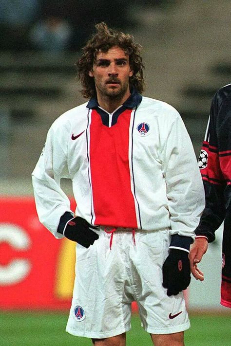 Football Pfp, 90s Men Fashion, 90s Soccer, David Ginola, Football Heritage, Nike Total 90, Football Players Photos, Football Retro, Sporting Legends