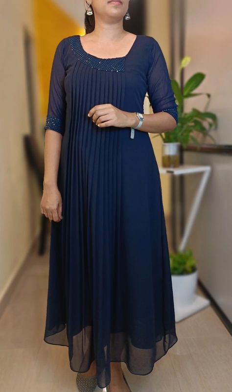 Salwar Ideas, Kurthi Design, Long Skirt Top Designs, Smock Pattern, Cotton Dress Pattern, Salwar Neck Designs, Simple Frock Design, Stylish Kurtis Design, Happy Onam