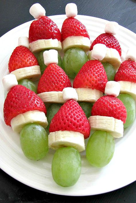 Lots of fun Christmas breakfast ideas that your kids will love! Grinch fruit kabobs and lots of other ideas. #christmasbreakfast #christmasideas #healthychristmasfood #healthysnacks #christmassnacks Grinch Fruit Kabobs, Healthy Christmas Snacks, Jul Mad, Healthy Christmas Recipes, Decorações Com Comidas, Fruit Kabobs, Healthy Christmas, Holiday Snacks, Christmas Brunch