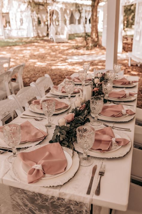 Rustic Wedding Dusty Rose, Ivory And Dusty Rose Wedding, Dusty Rose Rustic Wedding Decor, Dusty Rose Decor Wedding, Rusty Rose Wedding Table, Pink And Wood Wedding Decor, Dusty Rose Wedding Theme Table Settings, Wedding Decor Ideas Elegant Dusty Rose Pink, Wedding Table Dusty Rose