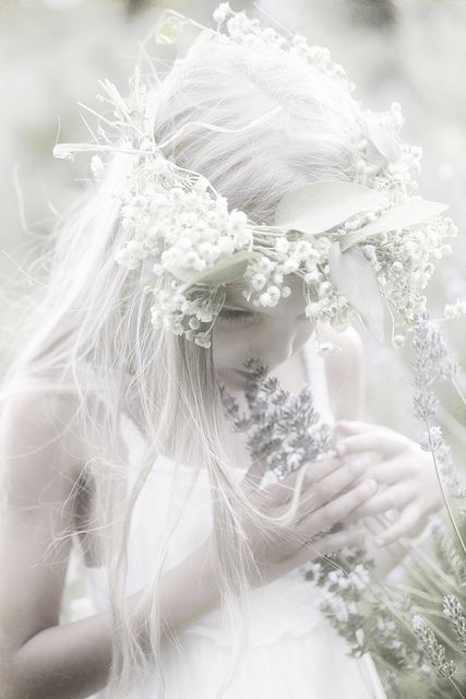 Flowers In Her Hair, Children Fashion, Foto Art, Arte Fantasy, 판타지 아트, 영감을 ��주는 캐릭터, Shades Of White, Aphrodite, White Hair