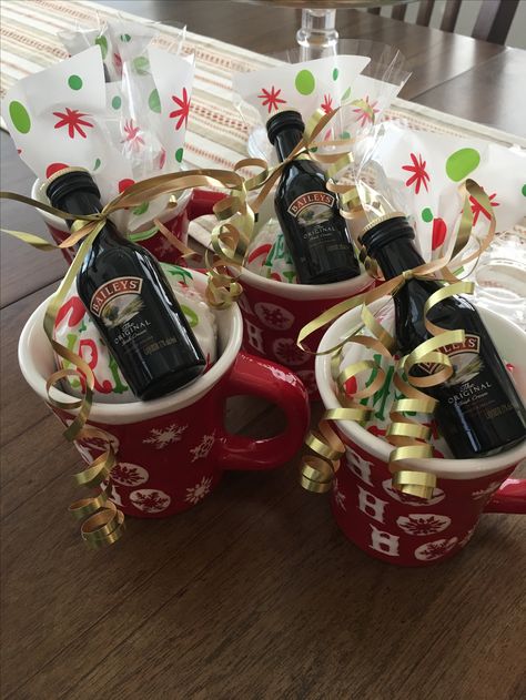 Holiday mug, hot cocoa mix, extra mini mallows and a mini Baileys Irish Cream. ✔️✔️✔️✔️Nailed it. Christmas Diy Snacks, Diy Christmas Gifts For Friends, Christmas Present Ideas, Hot Cocoa Gift, Cocoa Gift, Gag Gifts Christmas, Diy Christmas Presents, Christmas Gift Basket Ideas, Gift For Mom Christmas