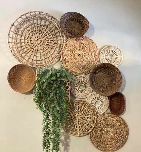 Basket Wall Ideas, Basket Walls Boho, Basket Walls, Pola Macrame, Boho Basket, Basket Wall Art, Diy Boho Decor, Deco Nature, Basket Wall