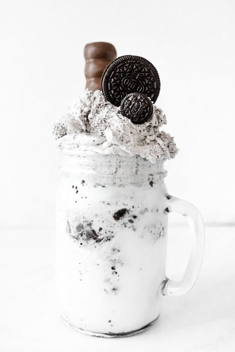 Oreo Milkshake Recipe - Golightly Food Oreo Milkshake Recipe, Kue Macaroon, Dessert Oreo, Oreo Milkshake, Milkshake Recipe, Milkshake Recipes, Milk Shakes, Sweet Drinks, Vegetable Drinks